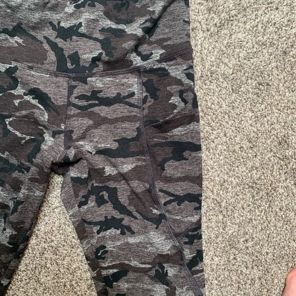 Strut this 7/8 camo army high rise yoga leggings (L) - Picture 3 of 4